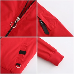 Détails de la veste bomber rouge avec fermeture à anneau argenté et ruban sur la manche