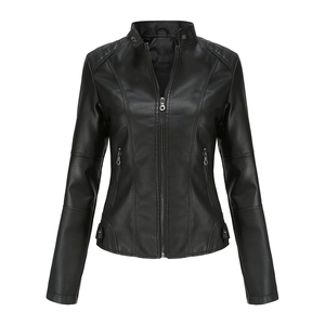 Détails d'une veste de motard noire en similicuir avec col montant et manches matelassées