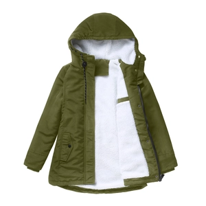 Détail d'une parka vert armée avec doublure en polaire blanche et capuche chaude