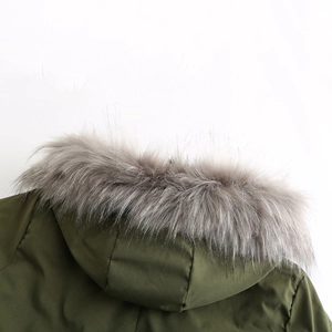 Détail de la capuche de parka vert olive avec une bordure en fausse fourrure douce