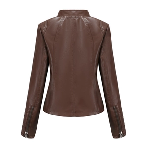 Vue arrière du blouson en cuir PU marron avec épaules matelassées et poignets zippés