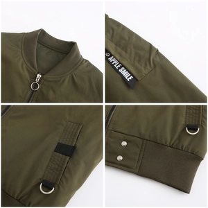 Vue détaillée du blouson aviateur vert olive avec col montant et ourlet côtelé