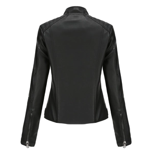 Vue arrière du blouson motard en similicuir noir avec détails matelassés et zips poignets