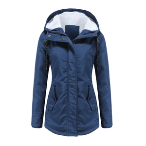Détail d'une parka d'hiver bleu marine avec doublure en laine d'agneau et taille ajustable