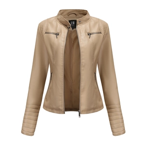 Détail de la veste en simili cuir beige avec épaules matelassées et fermetures éclair