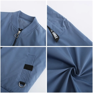 Détails d'un blouson bomber bleu avec col côtelé et fermeture éclair à anneau en métal