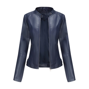 Détail de la veste moto en cuir bleu marine avec col montant à pression et étiquette taille S