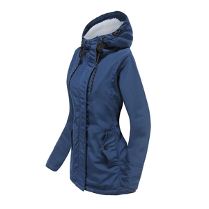 Détail de la parka bleu marine montrant la doublure polaire et les poches boutonnées