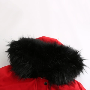 Détail de la capuche de parka avec bordure en fausse fourrure noire et tissu rouge vif