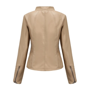 Vue arrière de la veste motard en simili cuir pour femme avec épaules matelassées
