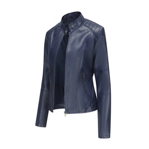 Détail du blouson motard en similicuir bleu marine avec épaules matelassées et col officier