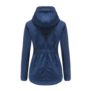 Vue détaillée du dos de la parka bleu marine avec taille ajustée et capuche