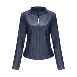 Détail de la veste de motard en similicuir bleu foncé avec surpiqûres aux épaules