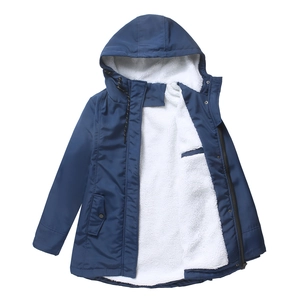 Détail de la parka avec doublure en laine d'agneau blanche et capuche à cordon