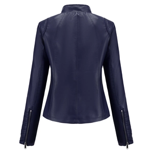 Vue détaillée du dos d'une veste en similicuir bleu marine avec épaules matelassées