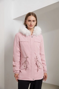 Vue de face de la parka rose clair avec grand col en fausse fourrure blanche et taille ajustable