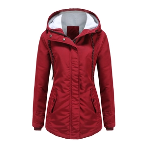 Détail de la parka rouge avec doublure en polaire blanche et capuche ajustable