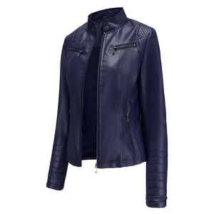 Détail du blouson motard bleu marine en simili cuir avec épaules matelassées et zips métalliques
