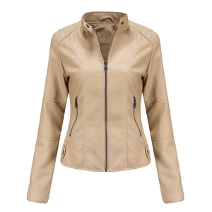 Détails de la veste en similicuir beige avec col montant et coutures horizontales