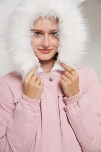 Détail de la parka rose avec col en fausse fourrure blanche et poignets coupe-vent