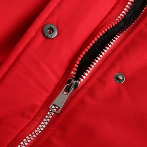 Détail de la parka d'hiver rouge montrant la fermeture éclair et la doublure polaire