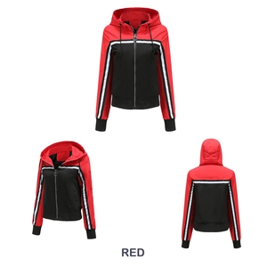 Detailansicht der rot-schwarzen Windjacke mit Ring-Reißverschluss und Kapuze mit Kordelzug