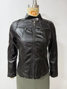 Détail du blouson motard noir en similicuir avec col officier et poches zippées