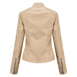 Vue arrière veste cintrée en similicuir beige avec col montant et détails surpiqués au dos