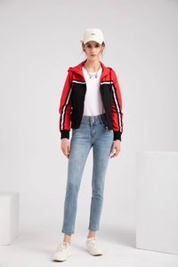 Detail der rot-schwarzen Windjacke mit Farbmuster, weißen Streifen und Rippbündchen