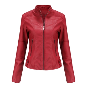 Vue de face de la veste ajustée en similicuir rouge avec col montant et fermetures éclair