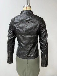 Vue arrière du blouson biker noir avec épaules matelassées et détails zippés aux poignets