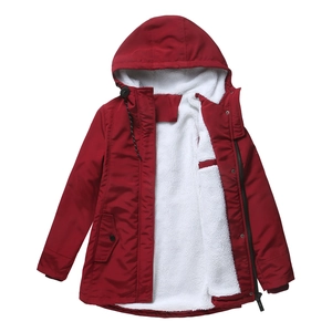 Détail d'une parka rouge avec doublure polaire blanche épaisse et fermeture éclair coupe-vent