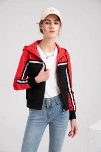Detailansicht der rot-schwarzen Sportjacke mit Kapuze und Streifen an den Ärmeln