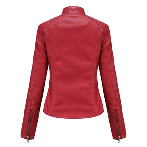 Veste de motard cintrée en similicuir rouge pour femme vue de dos avec détails matelassés