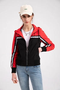 Detailaufnahme der Colorblock-Windjacke mit elastischen Rippbündchen und Reißverschluss