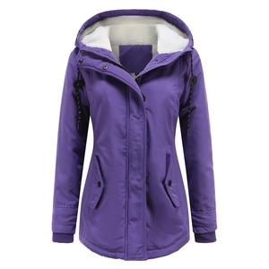 Détail de la parka violette montrant la doublure sherpa blanche et les poignets côtelés