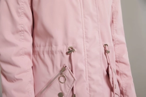 Détail de la parka rose montrant le cordon de serrage et la fermeture éclair à anneau