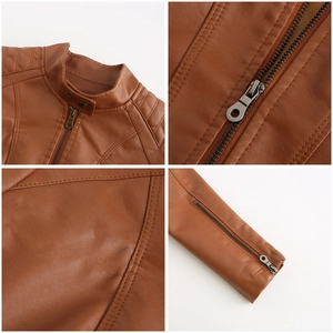 Dettagli della giacca in ecopelle caramello con colletto alla coreana e zip metalliche