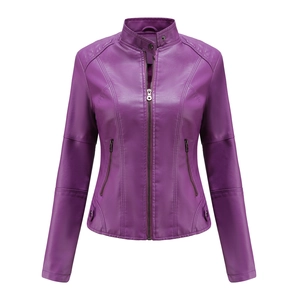 Détails de la veste en similicuir violet avec coutures et poches à fermeture éclair