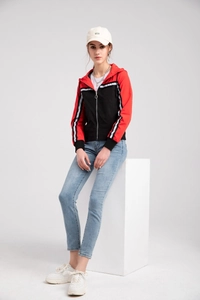 Detailansicht einer Damen-Kapuzenjacke mit eleganten Paneelen in Rot, Schwarz und Weiß