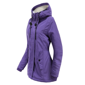 Détail d'une parka violette avec capuche doublée de laine d'agneau et cordon réglable