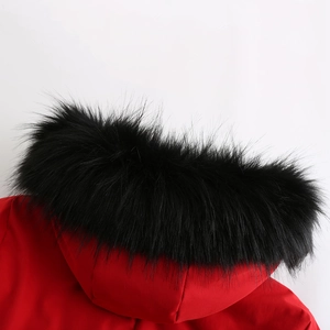 Gros plan d'une parka rouge avec une bordure de capuche en fausse fourrure noire épaisse