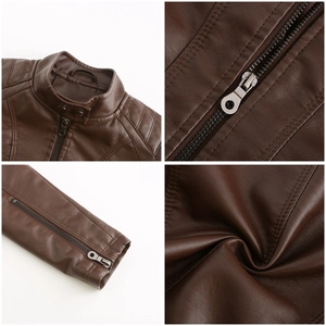Dettaglio di una giacca marrone in finta pelle con colletto alla coreana e zip in metallo