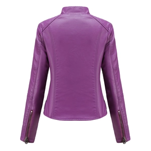 Vue arrière de la veste en cuir violette avec col montant et zips aux poignets sur fond blanc