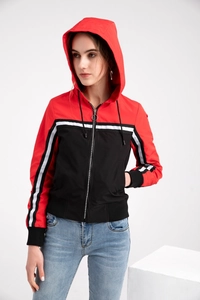 Detail der rot-schwarzen Kapuzenjacke mit Kontraststreifen und winddichtem Stoff