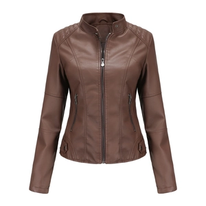 Détails de la veste de motard en similicuir marron avec épaules matelassées et col montant
