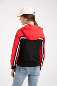 Detail einer Kapuzenjacke in Rot und Schwarz mit Rückenansicht und gestreiften Ärmeln