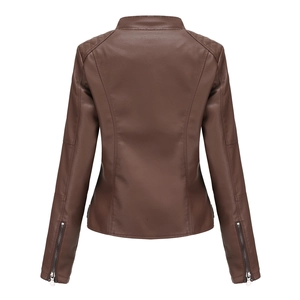 Vue arrière veste en cuir marron avec détails matelassés et coutures ajustées