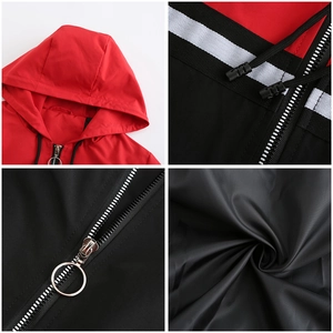 Detailansicht der rot-schwarzen Jacke mit Metallring-Reißverschluss und Kordelzug