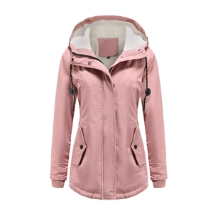 Détail d'une parka rose avec doublure en polaire blanche et poignets côtelés coupe-vent